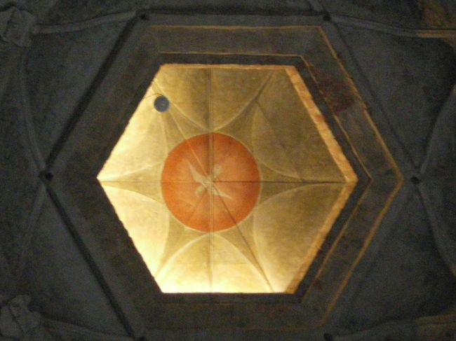 美しいデザイン<br />塔の内部を下から見たところ。