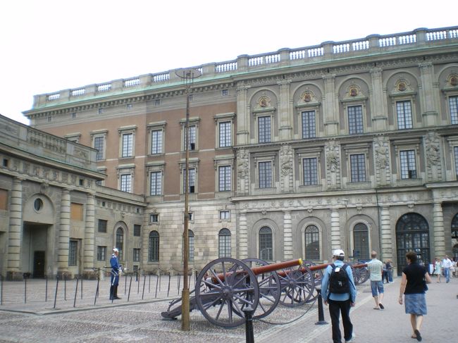 ガムラスタンまで歩いて移動。<br />王宮に着きました。<br />衛兵の交代式までまだちょっと時間があります。<br />人はまばらでしたので、まわりのお店を先に見ることにしました。