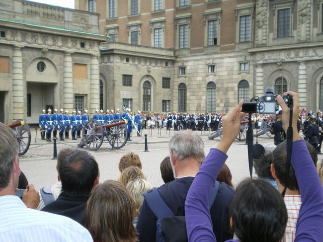 そうそう衛兵交代式ですが、時間の少し前には、もうすごい人だかりです。<br />小さい日本人には、太刀打ちできません。<br />何とか写真に収め、人波が崩れる前に退散しました。