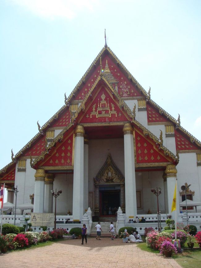 こちらも、寺院ですが、この中に仏像がまつられています。タイのお寺は、金ぴかというイメージがありましたが、それと併せて、仏像が大きいことに気が付きます。