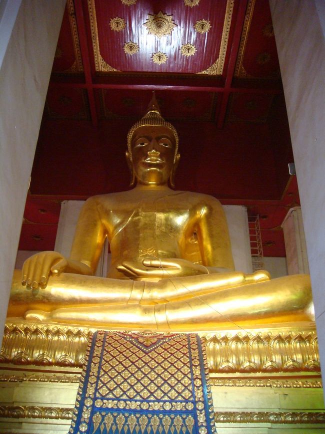 先ほどの建物の中に、この仏像がまつられています。<br />でかいですね。