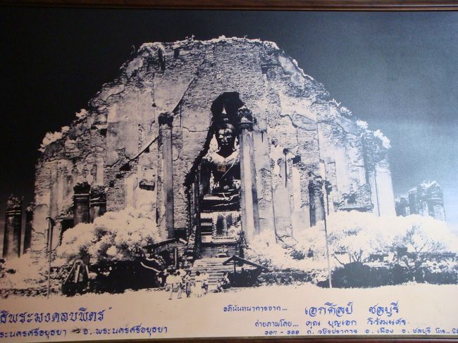 以前は、このような状態で、仏像が雨ざらしの状態であったようです。これも戦争でこのような状態になったようです。