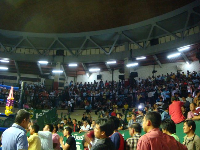 このスタジアムで、ムエタイを開催していますが、日本とは違い、賭博です。<br />ですから、写真奥の方々が、金網越しに必死に声援を送り、大変な緊張感を生み出します。<br />また、蹴り・パンチ・ひざ・肘と繰り出すたびに、<br />「エィー」という声援の声がこだまし、何か異様な状況です。前で見ていたわれわれは、鬼気迫る勢いに押し殺されそうな感覚でした。