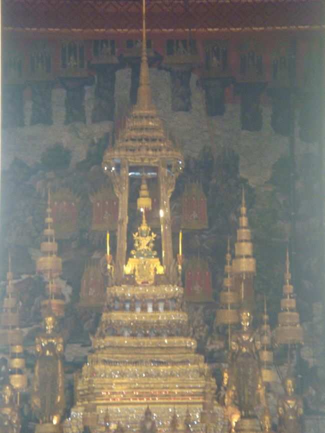 さて、翌日はエメラルド寺院へ、エメラルド仏は、今回雨季ではないため、何も着ていませんが、雨季には、雨具のようなものを着用しています。