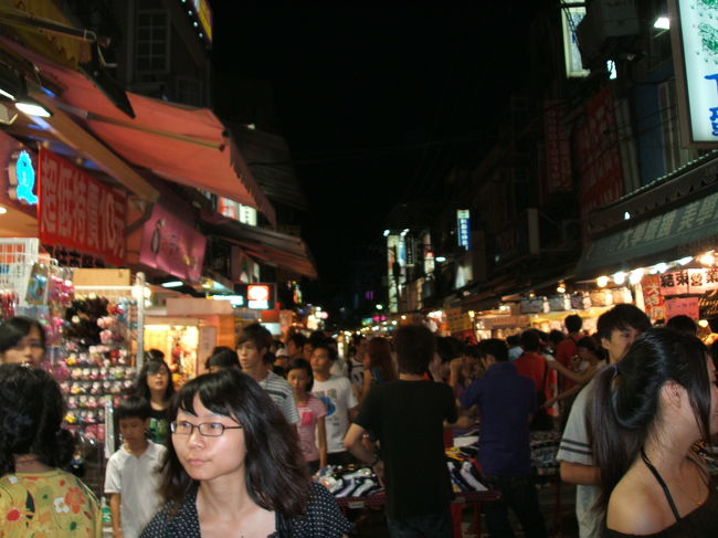 士林夜市のメインストリート？大東路。こういう雰囲気大好きです。<br />道の真ん中にもお店があるので右側通行になってます。