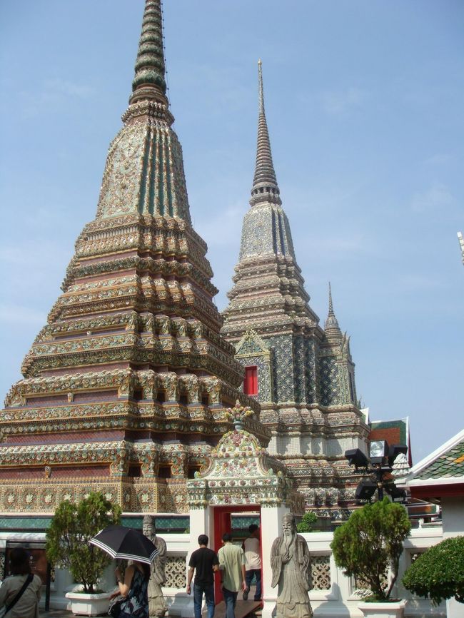こちらは、エメラルド寺院の仏塔です。<br />この仏塔が高いほど、偉い方を奉ってあるとのことです。