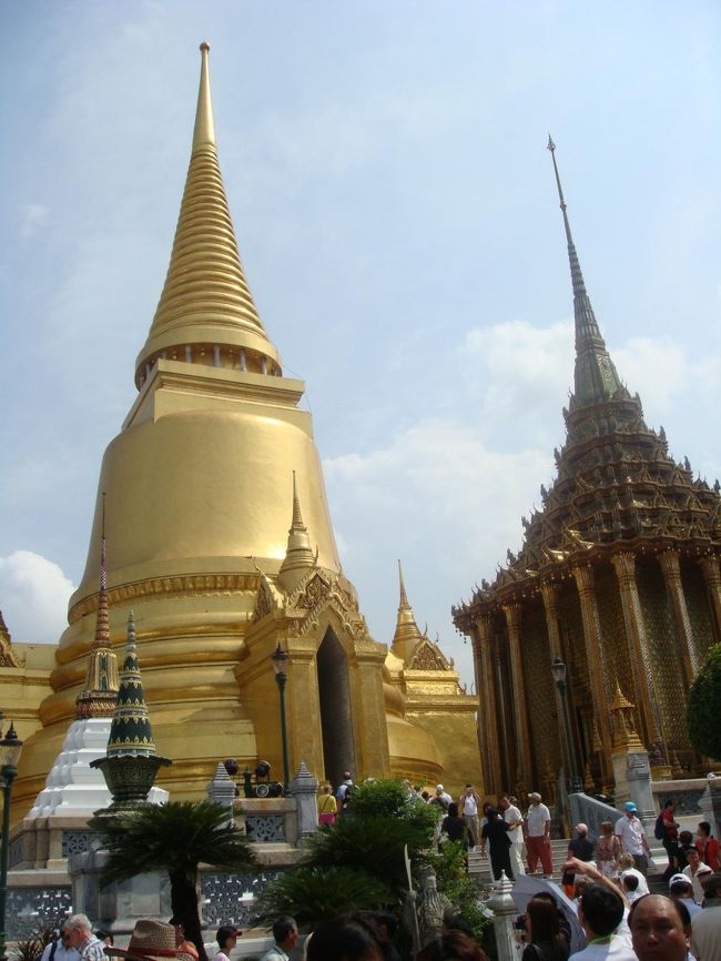 こちらもエメラルド寺院内の様子です。<br />余談ですが、この寺院に書かれている壁画等を見ると仏教というよりは、ヒンズーに近い感じを抱きました。理由は不明ですが・・・何故なんでしょう？理由を知っている方は、教えてください。