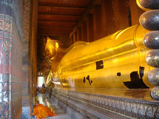 続いて、ワットポーへ、ここはやはり寝釈迦ですね。<br />しかし、大きくてカメラに収まりきらないほどです。<br />前からだけではなく、周囲のどこからでも見れます。<br />神様にしてみれば、前からだけにして欲しいと思いますが・・・おちおち寝てられません。