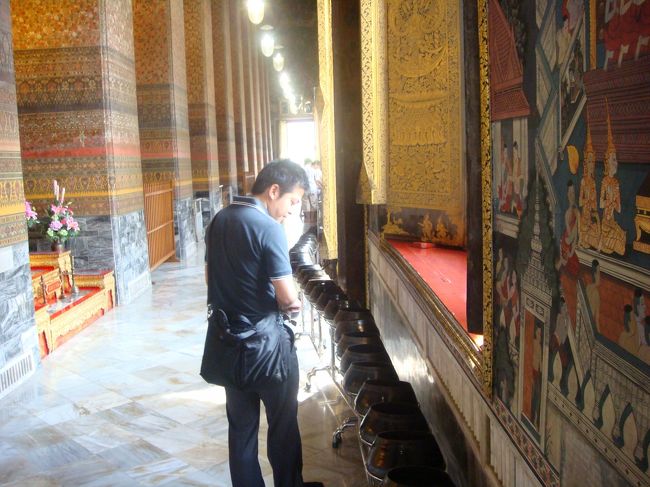 この仏像の裏に、小さな器が並んでおり、個々に小銭を購入し、順次入れて行きます。<br />これを全て入れきるといいことが・・・<br />私は、見栄っ張りのため、途中からセコセコ攻撃で、何とか最後までたどり着きました・・・