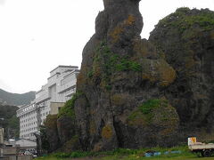 ウトロのゴジラ岩。天気はいまひとつ。