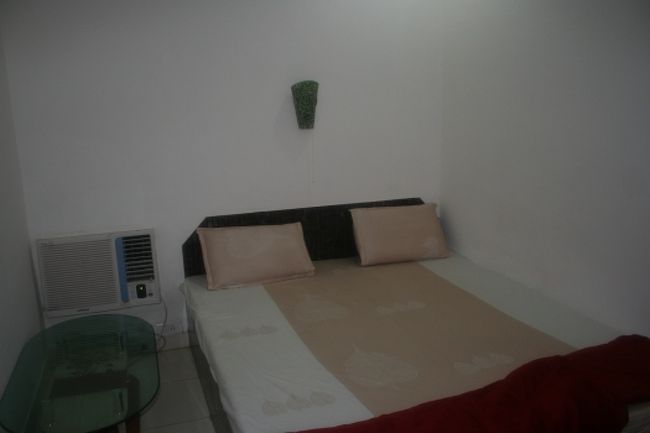 前日が全く涼しくないエアクーラーで全然寝付けなかったので、エアコン付きで快適でした。