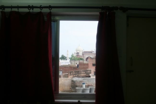 部屋の窓からタージ・マハルが見えます。<br /><br />それも気に入ってこの部屋にしたんですけどね。