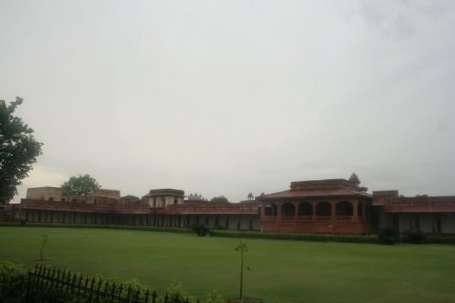 ファーテプル・シークリー<br /><br />この地に住む聖者の予言により男児を得たムガル帝国第3代皇帝アクバルは、この聖者にあやかろうと1571年に首都をこの地に遷都し、1971〜85年にかけてファテプル・シークリーを建設しました。しかし僅か14年後には水不足により立ち退きを余儀なくされてしまいました。<br /><br /><br />一般謁見の間（ディーワーネ・アーム）と回廊で囲まれた中庭。<br />