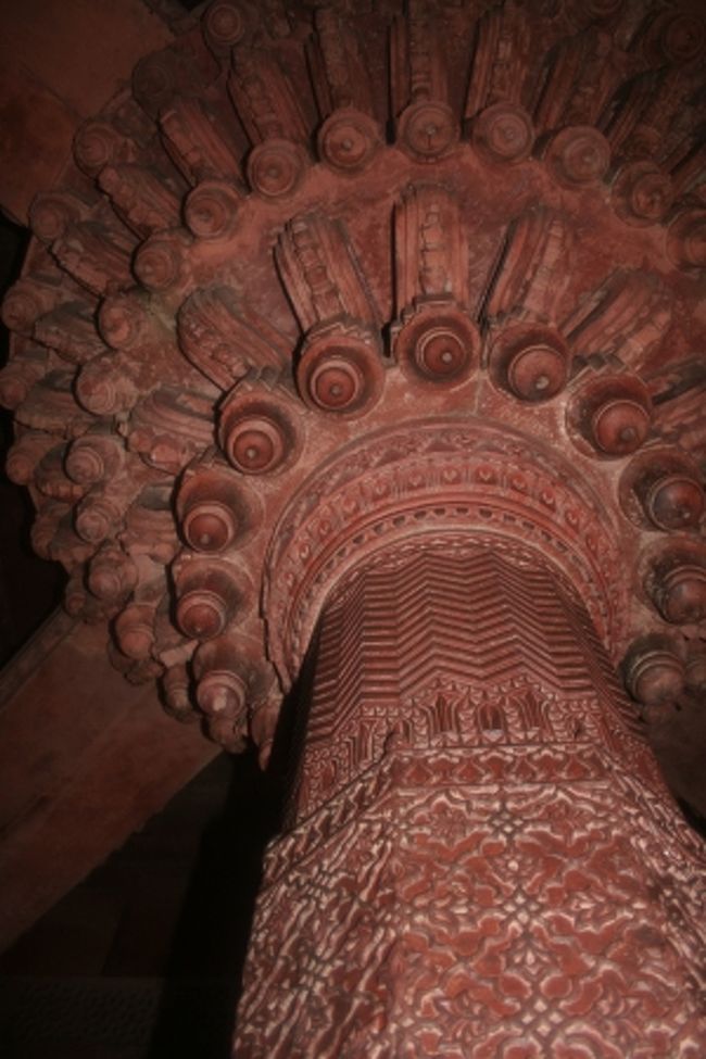 貴賓謁見の間（ディーワーネ・カース）の巨大な柱。<br /><br />皇帝アクバルはこの柱の上にある玉座に座って来賓客や賢人たちを迎え入れたようです。