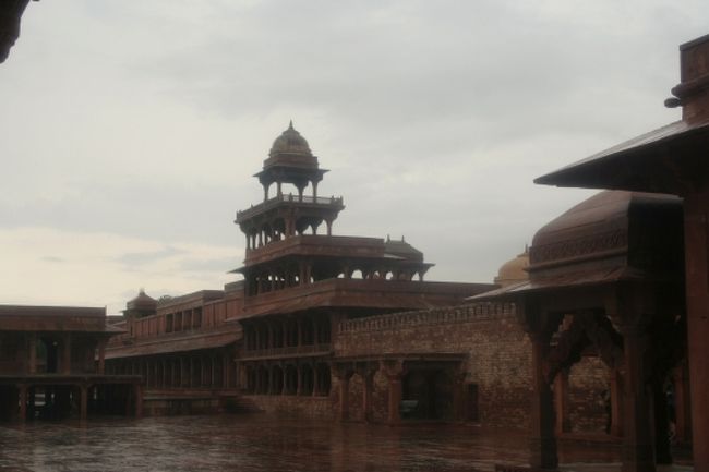 パンチ・マハル（五層閣）<br /><br />中庭には大きく十字形に方眼が刻まれており、王が上から眺めて、ここでハーレムの女性たちを駒に見立ててチェスをして遊んでいたそうです。