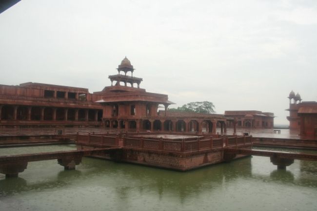 宮廷地区。<br /><br />ファテープル・シークリーは大きく宮廷地区とモスク地区に分かれます。<br />当時の都は3km×1.5kmの城壁で囲まれていたようです。