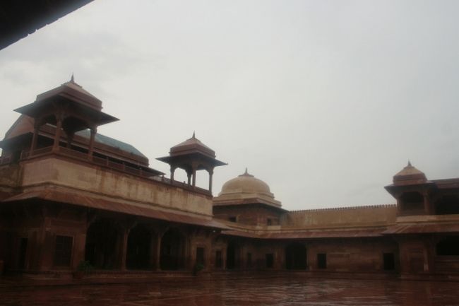 ジョド・バーイー殿<br /><br />宮廷地区の居住区で、アクバル皇帝とその妃の住まいです。 <br />