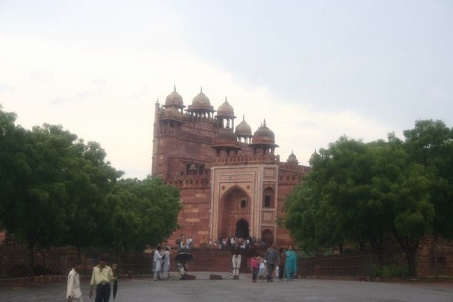 宮廷地区からモスク地区へ移動。<br /><br />奥側に見えるのがブランド門。