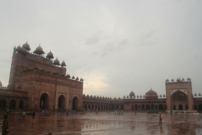 ブランド門（左）<br /><br />別名 勝利門。アクバル皇帝が1573年にグジャラート地方を征服した記念に建立されました。