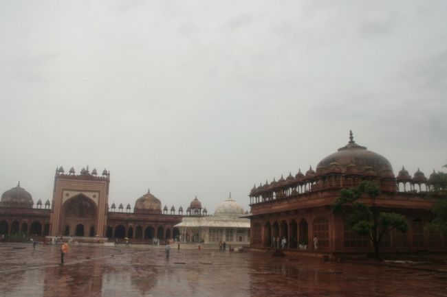 ジャマー・マスジット（左）<br /><br /><br />イスラーム・カーン廟（右）<br /><br />本来は聖者や聖職者たちが講話などを行う建物（ジャマート・カーナ）でしたが、預言者サリーム・チシュティーの孫イスラーム・カーンがここに埋葬されたため、この名前で呼ばれています。