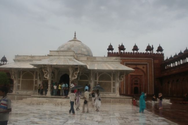 サリーム・チシャティー廟<br /><br />アクバル皇帝に男児が授かると預言した聖人の霊廟。