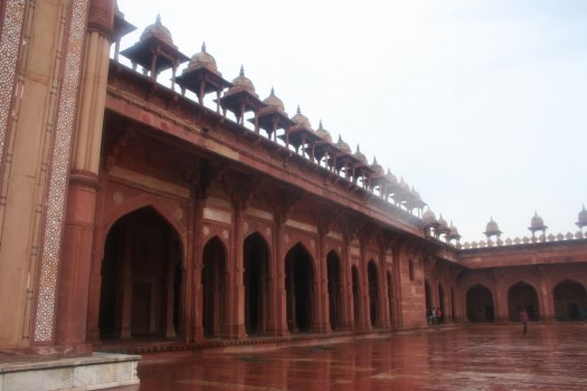 庇はヒンドゥー建築の影響が見られます。<br /><br />ヒンドゥーとイスラムの融合はアクバルの理念でした。