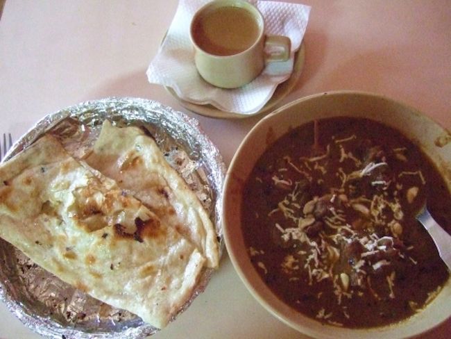 昼食のマトンカレー<br /><br />マトンは臭みも全然なく柔らかく美味しかったです。<br />骨付きでした。