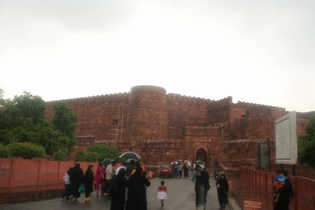 アーグラ城<br /><br />デリーからアーグラへの遷都に伴い、皇帝アクバルによって1565年に着工され1573年に完成。