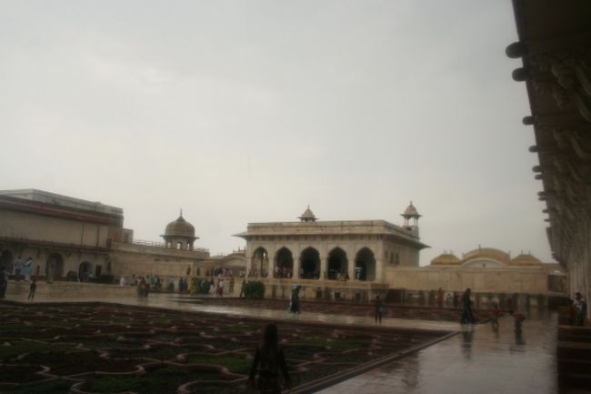 真ん中より左側にある小さな八角形の塔がムサンマン・ブルジュ(囚われの塔)<br /><br />タージ・マハルを建てたシャー・ジャハーンは、後年に帝位を狙う息子アウラングゼーブによって塔内に幽閉されてしまいました。<br />そのまま７年後にこの部屋で息を引き取りました。<br /><br />亡き王妃のために建てたタージ・マハルをこの塔から毎日眺めながら何を思い死を迎えたのだろうか・・<br /><br />この塔自体も、シャー・ジャハーンが建てたものと言うのも何とも皮肉な話。。