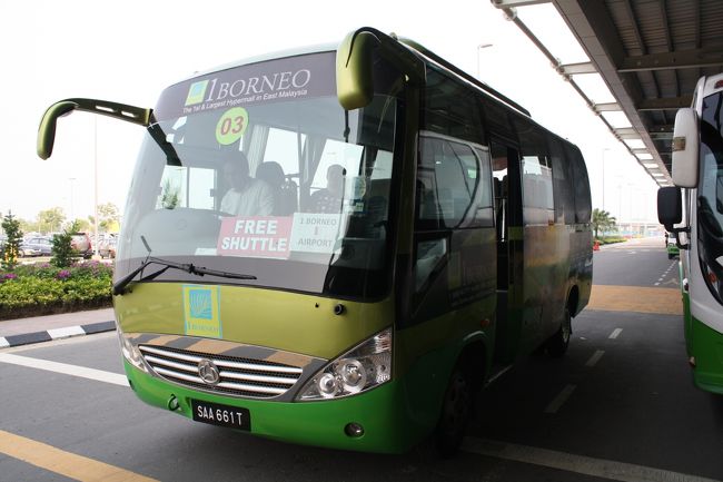 空港（ターミナル１）に到着。Tune Hotel のある１ボルネオ行きの無料バスが丁度待っていました。<br />南側に位置する空港から市中心部を通り、北にある１ボルネオまで４０分ほどで到着。<br />※ 後で知ったことですが、１ボルネオ−空港間のバスは、ノボテル、グランドボルネオ、コートヤードの宿泊客のみ使用できるようですので、ご注意。