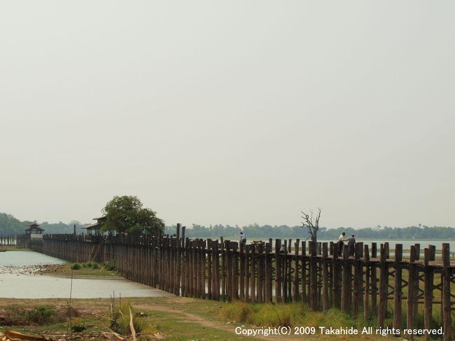 ウー・ベイン橋(U Bain Bridge)<br /><br />コンバウン(Konbaung)王朝の第８代ターラーワディ(Tharrawaddy)王がインワ(Innwa)から遷都した際の市長の名前から付けられた、タウンタマン(Taungthaman)湖に架かる木造橋です。<br /><br />http://ja.wikipedia.org/wiki/%E3%82%B3%E3%83%B3%E3%83%90%E3%82%A6%E3%83%B3%E7%8E%8B%E6%9C%9D<br />http://en.wikipedia.org/wiki/Tharrawaddy_Min<br />http://en.wikipedia.org/wiki/Ava