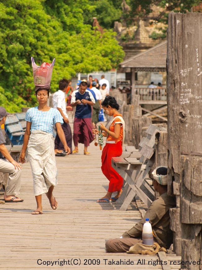 ウー・ベイン橋(U Bain Bridge)<br /><br />橋の上の椅子や東屋では、休んでおしゃべりをしている人や観光客向けにみやげ物を売る人がいます。