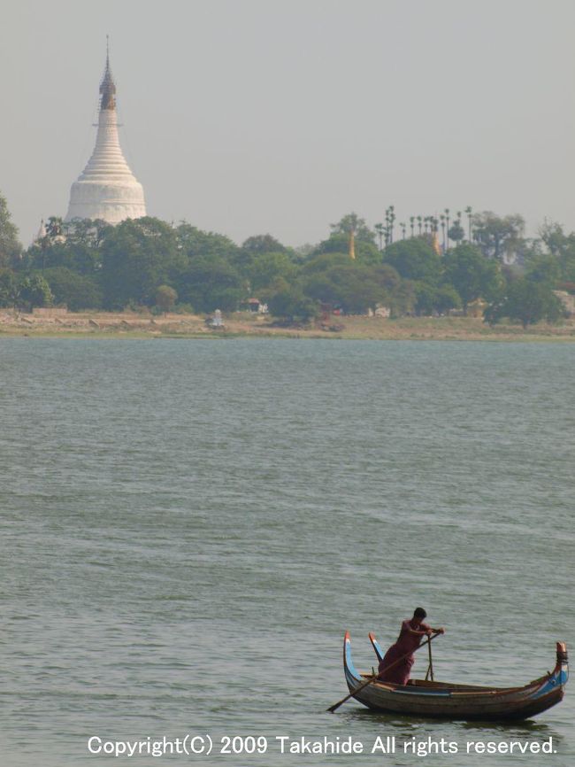 ウー・ベイン橋(U Bain Bridge)<br /><br />雨季前にも関わらず水を満たしたタウンタマン(Taungthaman)湖を手漕ぎの船で渡っています。<br />