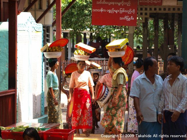 マハーガンダーヨン僧院(Mahagandhayon Kyaung)<br /><br />今日の食事の提供をする人々。ミャンマーでは男子は子供の時と成人してからそれぞれ一度づつ出家する習慣があり、出家した子供の親が食事を提供する事が多いとの事です。<br />