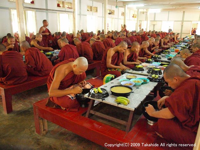 マハーガンダーヨン僧院(Mahagandhayon Kyaung)<br /><br />皆で集まっての食事です。正午以降はなにも口にする事が出来ないため、本日最後の食事です。自分の部屋に持ち帰ってゆっくり食べる人もいます。<br />