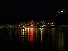 夜のホテル浦島。

海面に写るネオンがキレイでした。
右のほう、上に続くのは
浦島自慢の山上館と思われる。