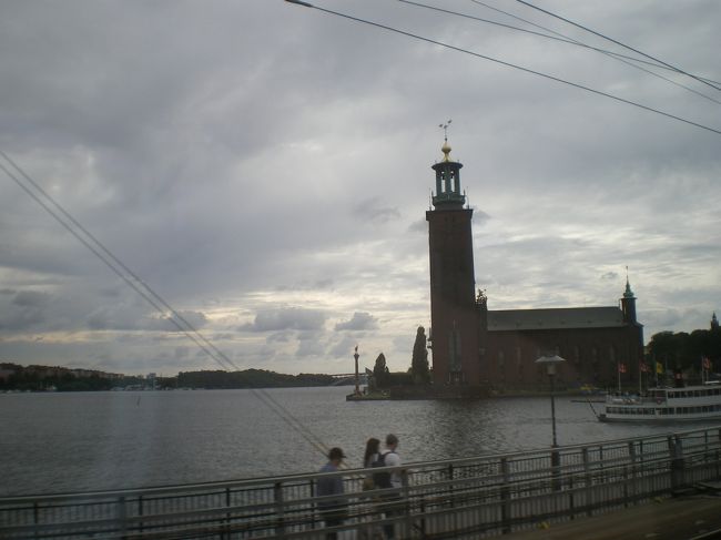 市庁舎に別れをつげ、電車に乗って大会の開催地、jarnaにむかいます。