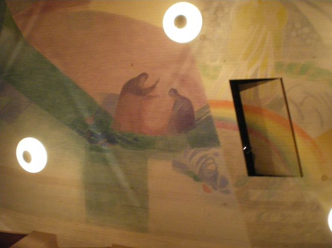 ブルーホールの天井には、絵が描かれています。