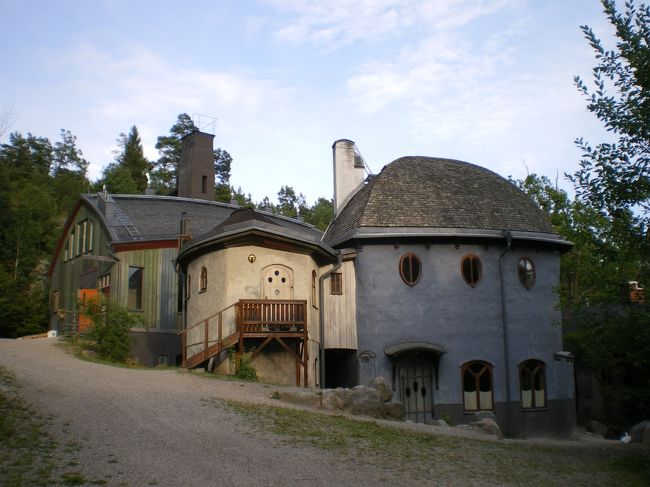 ブルーホールのあるところに、宿泊施設がありますが、そこからみんなでバスに揺られて、会場となるsolvik　skolan　にむかいます。<br />ここが、solvikのかわいらしい校舎です<br />ブルーの色の2階部分は、オイリュトミーをする部屋だそうです。