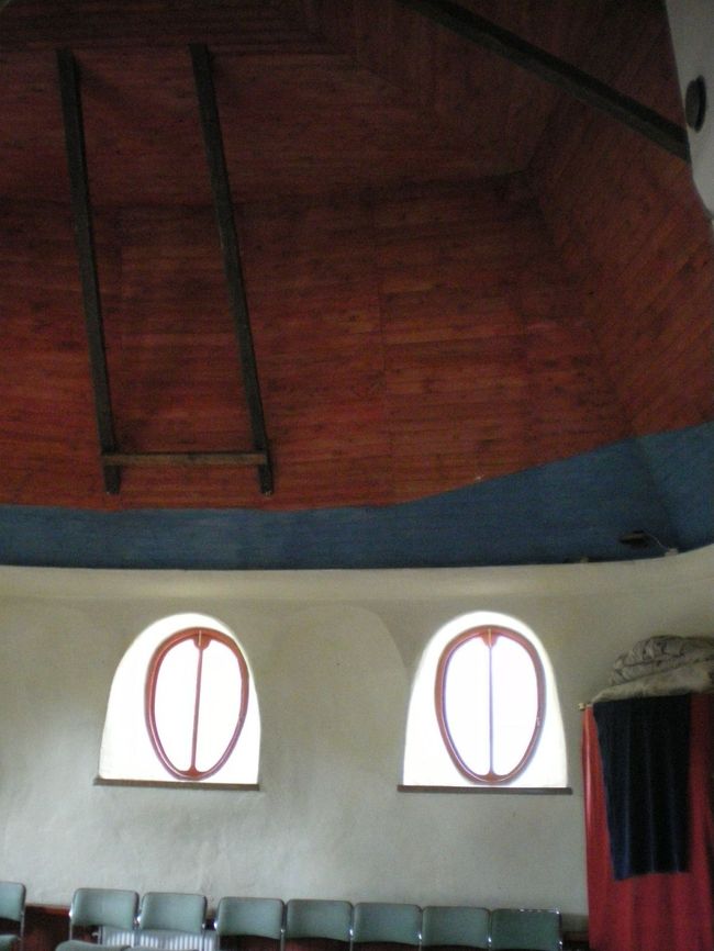 内部は、天井がドーム形になっていて、空間の広がりを感じます。<br />