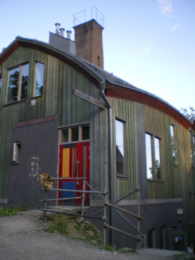 ここは、下がランチルーム<br />上がホールのようになっています。<br />どの建物にも、初めに玄関のようなちいさなスペースがあって、コートや、手荷物などがかけられるようになっています。<br />中にはいると、小さなキッチンがあります。