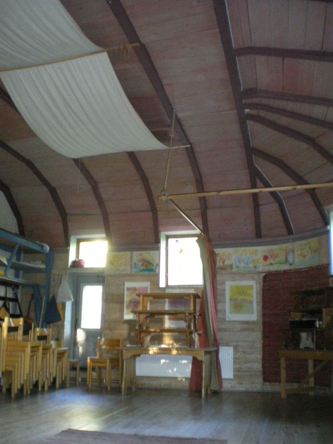 ここには、シュタイナーの建築様式で建てられた建物が、いくつも並んでいて、各学年の教室として使われているようです。<br />内部は、学年ごとに彩られた美しい装飾がされています。<br />