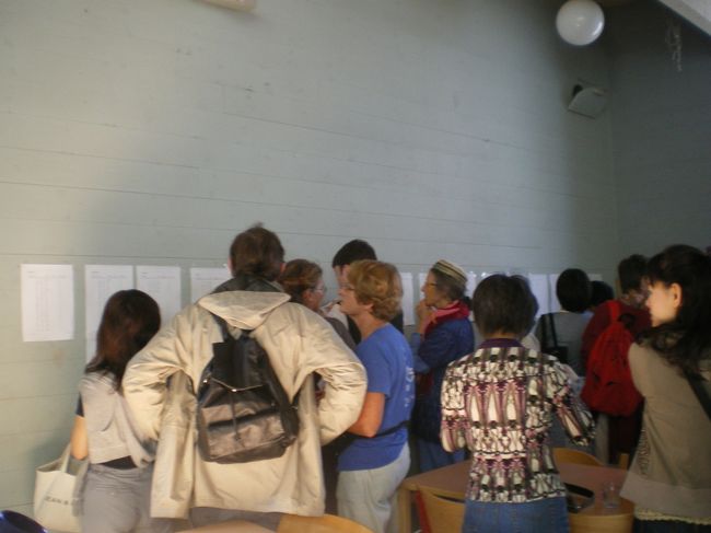 初日、各講座の名簿が張り出されました。<br />事前に希望を出していた講座が、全部通った人もいれば、講師の時間が重なってどちらかを選ばなければならない人、新しい講座が作られていて移動する人、等々、自分で確認して申請します。