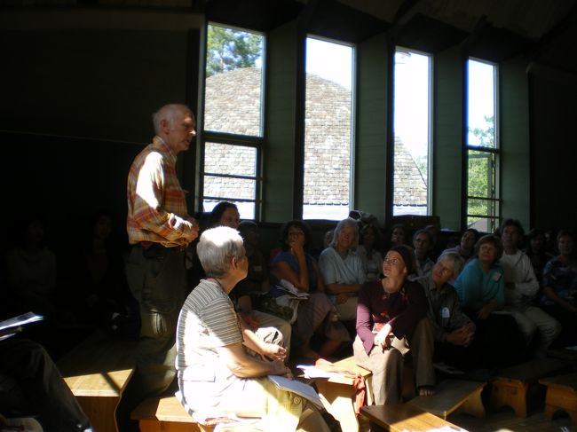 今立っている方が、オーストラリアから来た、マリー・ライトさん。<br />ティアドロップ型のコンサートライアーを作っています。