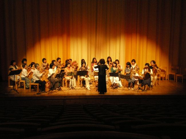 午後は、今晩開かれるライアーコンサートに向けてリハーサルです。<br />各国から参加しているグループによる演奏があります。<br />日本のグループも演奏するので、最後の練習で息を合わせます。日本のグループでは、4曲演奏しました。日本の曲として「夕焼けと雁」「お江戸日本橋」も演奏します