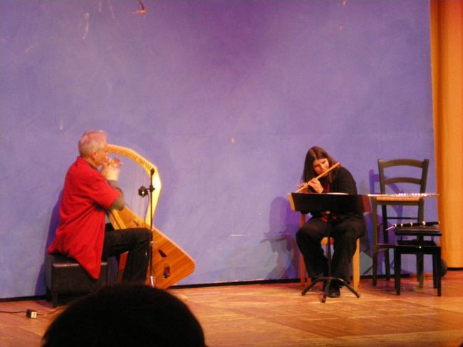 夕方、いよいよコンサートの始まりです。<br />初めに、Volker　Dillmann　and　Sarah　Lindloffの演奏。<br />ライアーとハープの共演でした。<br />日本の曲から、「春の海」武満徹の「Air」が演奏されました。異国で聴くと、ちょっとまた違った印象でした。