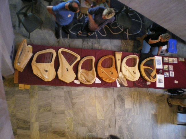 間に休憩をはさんで、アイルランドのグループと、日本のグループの演奏がありました。<br />ここは自分も演奏していたので、写真がありません〜<br /><br />アイルランドのグループには、日本人の方も2名参加されての演奏でした。とても息のあった演奏と、素敵な歌声にとても癒されました〜<br /><br />日本人のグループ演奏では、自分に余裕が無く、あっという間に終わってしまった！！<br />という感じです。<br />やっぱりたくさんの方の前で演奏するのは、緊張します。