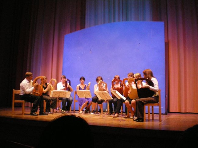 Tobiassen氏の教えているBochumの学校のこどもたちとの合奏では、ビートルズやポールサイモンなどの流行歌も取り入れながら、ライアー演奏の豊かな幅を表現していました。<br />その素晴らしい演奏に会場は最高の盛り上がり！<br />子どもたちの演奏技術と、それを支えるTobiassenの素晴らしさに大きな拍手が送られました。