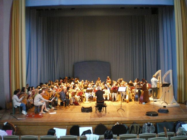 大会2日目<br />午前中は、全体練習から始まります。<br />この大会のために、Dillmann氏が作曲した曲を全員で練習します。<br />事前に楽譜が送られてきていて、日本でも何度か練習しましたが、なかなか難解な曲です。<br />この曲にはバスライアーでなければ弾けない低い音が使われています。<br />その為に、アウリス社で特別にバスライアーが制作されたようでした。