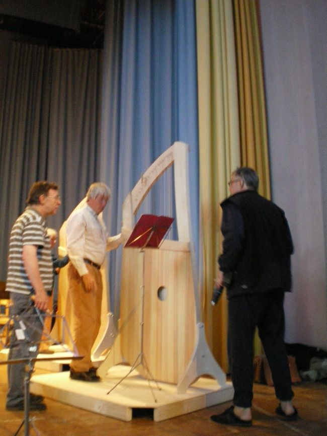 これがそうです。<br />新しいと言うこともあり、調弦に時間がかかっていました。<br />でも、とても低くて、どっしりとした音がします。<br />この曲には、やはり無くてはならない存在です。